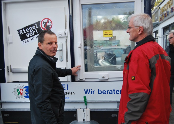 POL-NE: Präventionsmobil tourt durch Dormagen - Schieben Sie Einbrechern einen Riegel vor! (Foto in der Anlage)