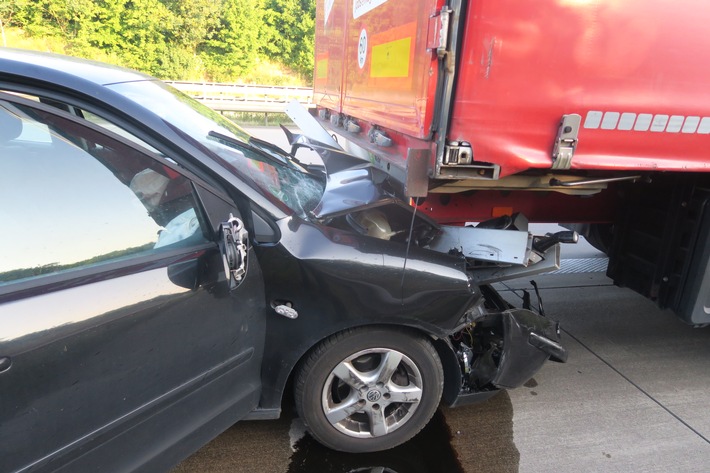 POL-DEL: Autobahnpolizei Ahlhorn: Auffahrunfall zwischen Pkw und Sattelzug auf der Autobahn 1 im Bereich der Gemeinde Emstek +++ Zwei Personen leicht verletzt