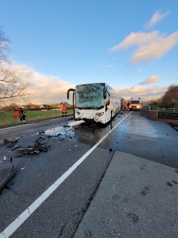 POL-STD: 27-jähriger Transporterfahrer bei Verkehrsunfall in Wischhafen-Neuland tödlich verletzt