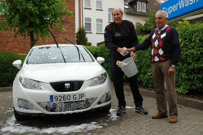 Finale der Spritsparwette - Hans Joachim Stuck verliert gegen Gerhard Plattner (Mit Bild) / SEAT Ibiza Ecomotive verbraucht nur 2,91 I/100 km