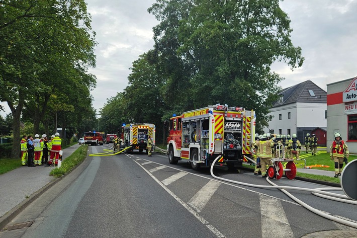FW-KLE: Wohnungsbrand in Mehrfamilienhaus an der Emmericher Straße