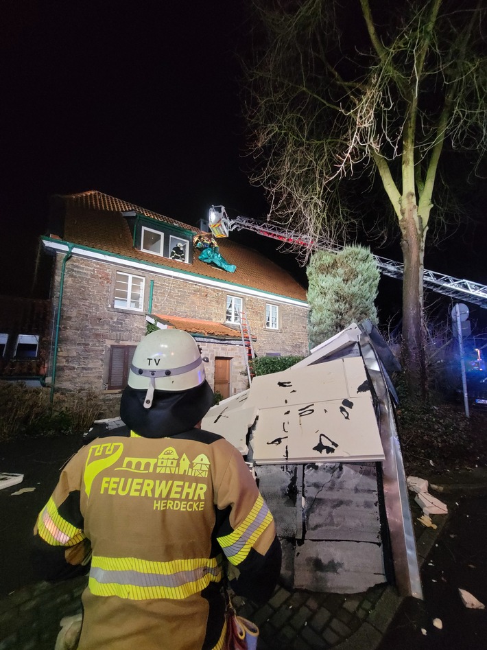 FW-EN: Sturmtief "Antonia" - Sieben Einsätze für die Feuerwehr - Flachdach und weiteres Dach an der Neuen Bachstraße stark beschädigt