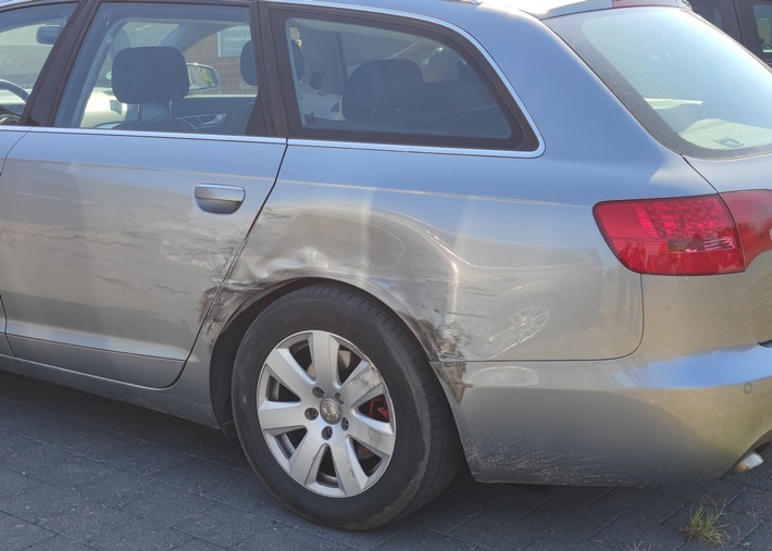 POL-NI: Niedernwöhren - Geparkten Audi beschädigt und geflüchtet - Zeugenaufruf nach Unfallflucht