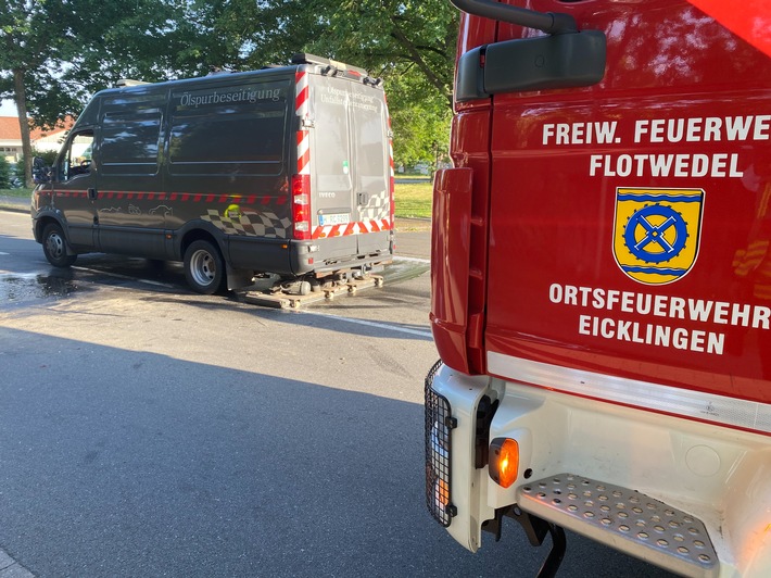FW Flotwedel: B214 nach Verkehrsunfall gesperrt / Auslaufende Betriebsstoffe behindern den Straßenverkehr