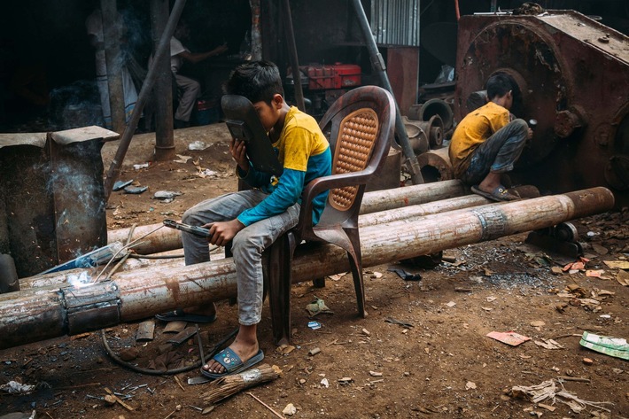 Medienmitteilung: Schuften statt Schule: Jedes 6. Kind in den Slums von Dhaka arbeitet Vollzeit / Zum Welttag der Bildung am 24.1.