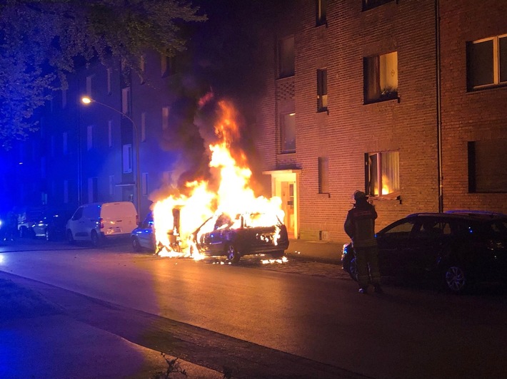 POL-DU: Mittelmeiderich: Zwei Autos in Flammen - Polizei sucht Zeugen nach Brandstiftung