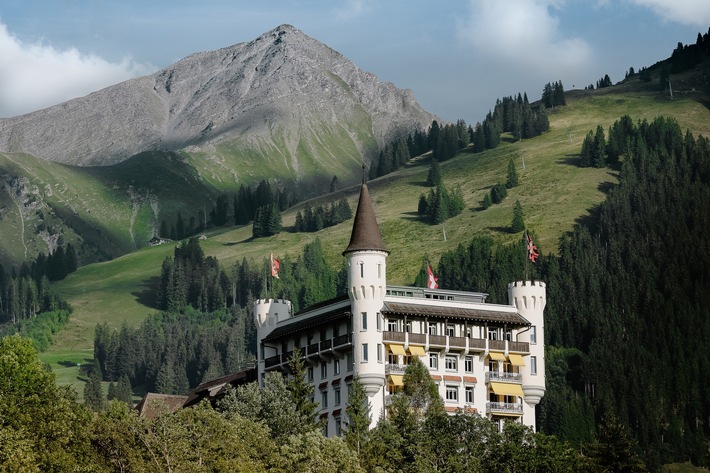 Le Gstaad Palace coopère avec SWISS et vole désormais avec des carburants d’aviation durables