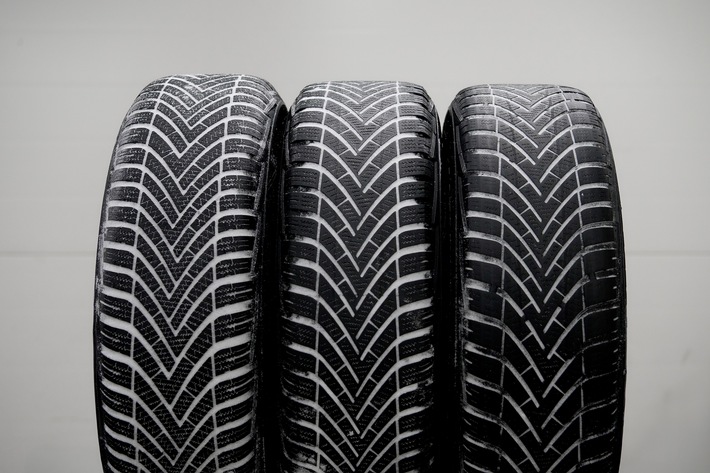 Millimeter, die entscheiden / ADAC Studie untersucht, ab welcher Profiltiefe Winterreifen gewechselt werden sollten / Leistungseinbruch zwischen vier und zwei Millimeter