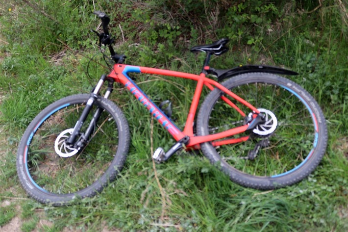 POL-OE: 46-Jährige stürzt mit Mountainbike