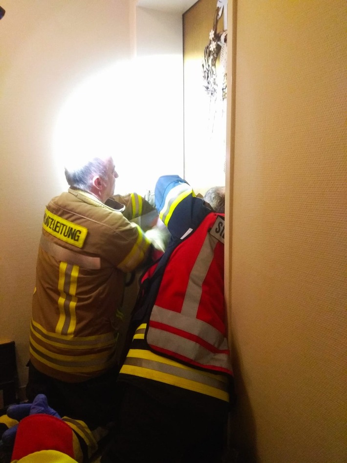 FW-KLE: Rettungsdienst und Feuerwehr Bedburg-Hau retten hilflose Seniorin