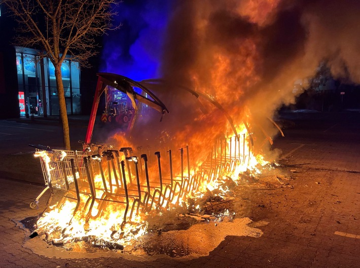 POL-MI: Unterstand geht in Flammen auf - Polizei sucht Zeugen