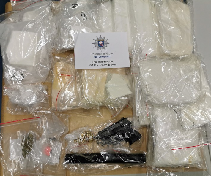 POL-KS: Elf Kilogramm Drogen und Schusswaffe sichergestellt: Zivilfahnder nehmen Dealer fest