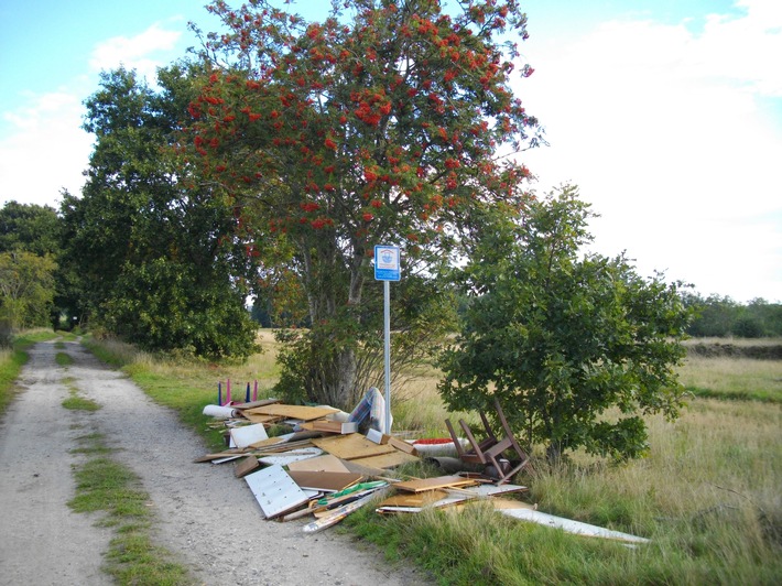 POL-CUX: Illegale Müllentsorgung in Altenwalde