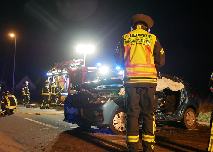 FW Celle: Verkehrsunfall - eine Person im Fahrzeug eingeschlossen