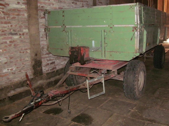 Entwendeter landwirtschaftlicher Anhänger  - Foto Polizei Stadtoldendorf  -