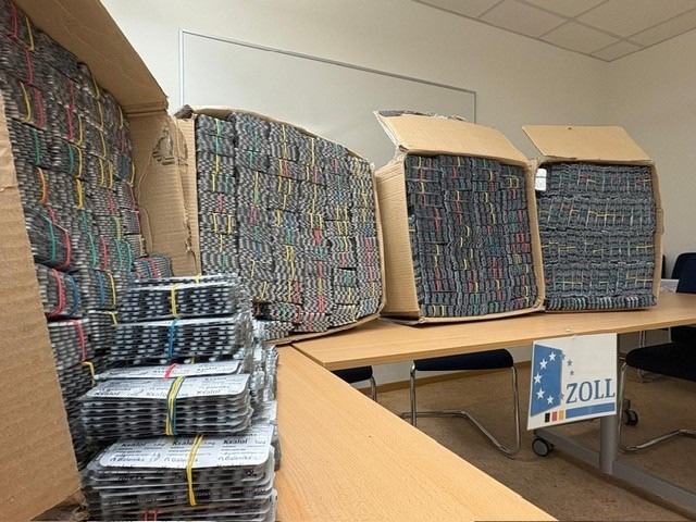 HZA-KI: Zoll stoppt Schmuggel auf der A1 - mehr als 300.000 Tabletten sichergestellt.