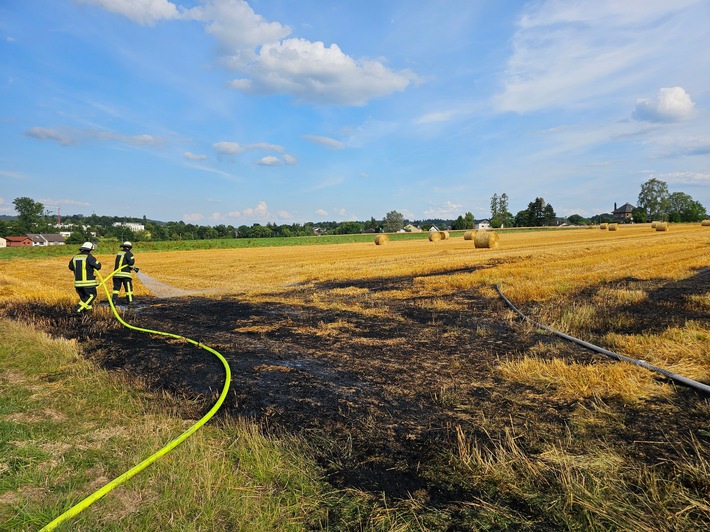 FW Königswinter: Ballenpresse und Feld fangen Feuer