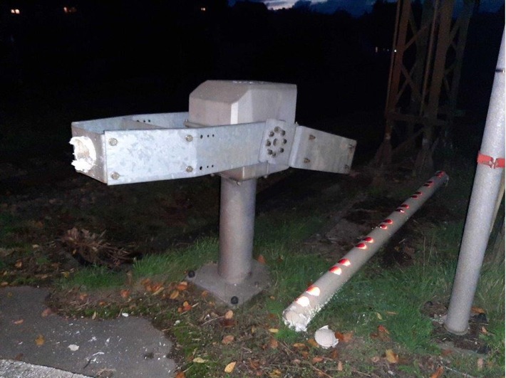 BPOL-KS: Unfallflucht - Bahnschranke abgerissen Bundespolizei sucht Zeugen