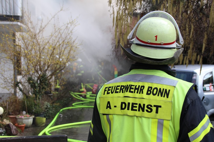 FW-BN: Großeinsatz für die Bonner Feuerwehr
Gebäudebrand in der Nordstadt fordert ein Todesopfer