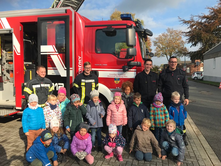 FW-KLE: Hasselt: Streichholz, Kerze, Lichterglanz - Brandschutzerziehung mit dem St. Stephanus-Kindergarten