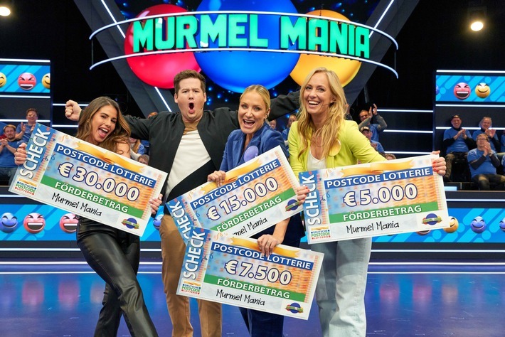 Geld für gute Zwecke: Sarah Engels, Janine Kunze und Angela Finger-Erben haben in der zweiten "Murmel Mania"-Show insgesamt 57.500 Euro für soziale und grüne Projekte erspielt. Gemeinsam mit den drei Promi-Murmlern freut sich Moderator Chris Tall. / Weiterer Text über ots und www.presseportal.de/nr/41583 / Die Verwendung dieses Bildes für redaktionelle Zwecke ist unter Beachtung aller mitgeteilten Nutzungsbedingungen zulässig und dann auch honorarfrei. Veröffentlichung ausschließlich mit Bildrechte-Hinweis.