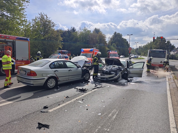 FW-EN: Fahrzeug gerät nach Verkehrsunfall in Brand