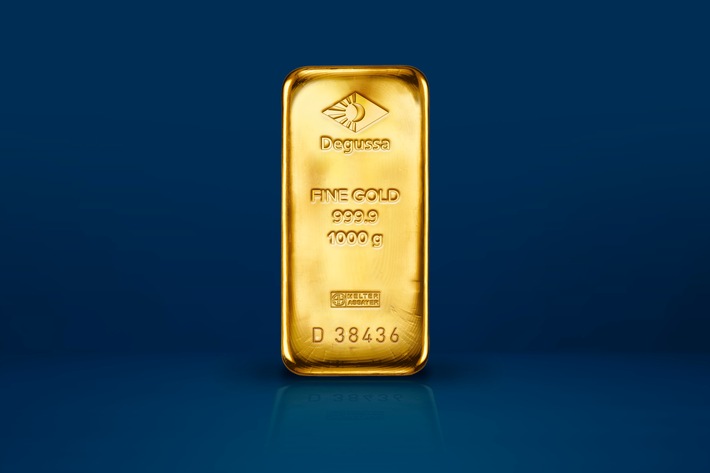 Degussa praesentiert neu gestaltete Goldbarren.jpg
