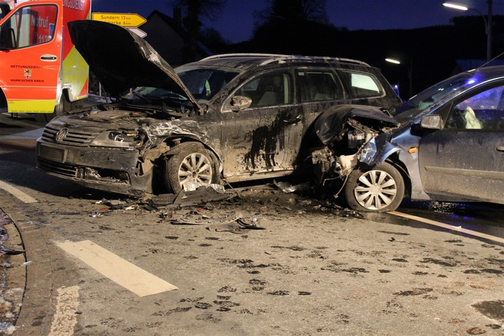 POL-MK: Vier Verletzte nach Verkehrsunfall auf der B229