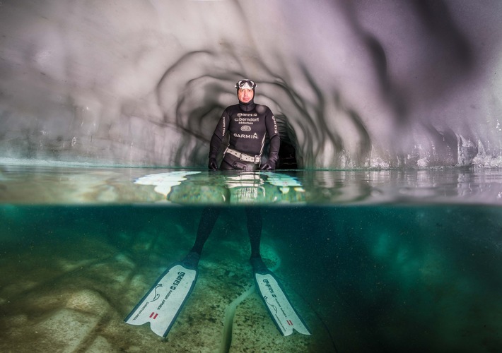 Weltrekord im Zillertal: Freitaucher bezwingt Eisschacht am Hintertuxer Gletscher