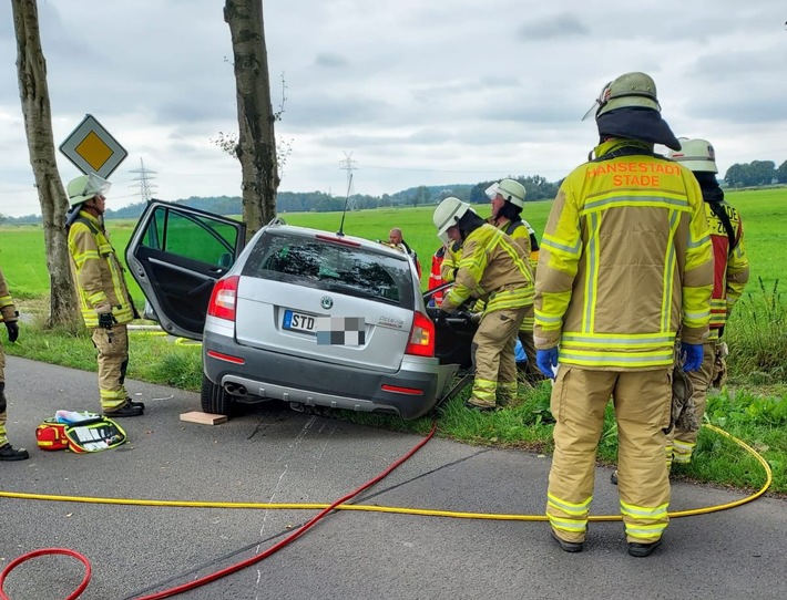 POL-STD: Zwei Autoinsassen bei Unfall in Stade-Schölisch verletzt