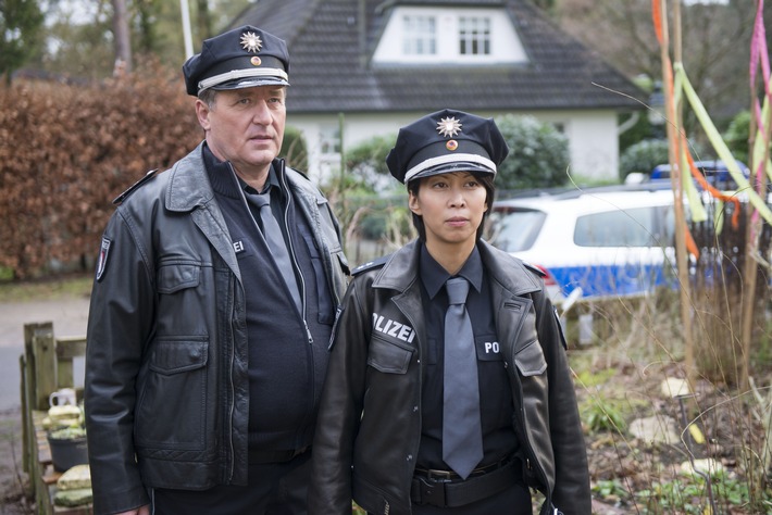 Minh-Khai Phan-Thi geht auf Streife / Drehstart für die neunte Staffel der ZDF-Polizeiserie "Notruf Hafenkante" (FOTO)