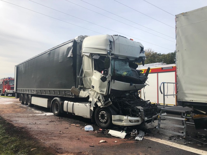 POL-GÖ: (495/2018) LKW-Unfall auf der A 7 - Bildmaterial