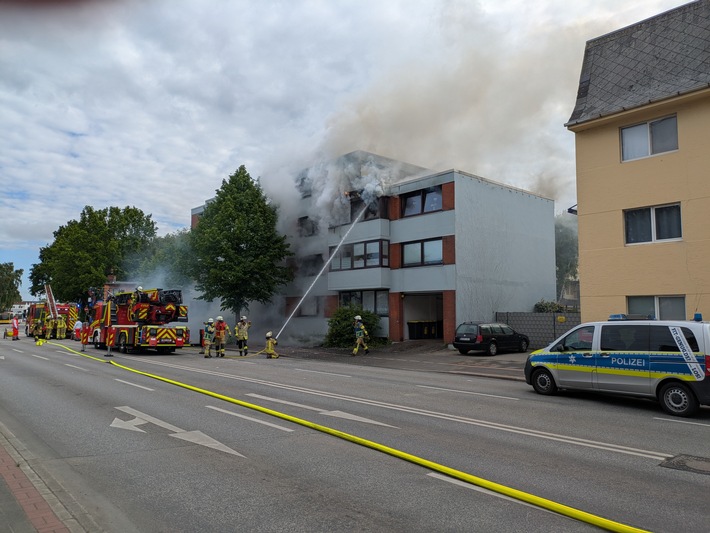 FW Bremerhaven: Wohnungsbrand in Mehrfamilienhaus