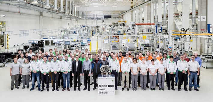 Im SKODA AUTO Werk Vrchlabí läuft dreimillionstes automatisches Direktschaltgetriebe DQ200 vom Band (FOTO)