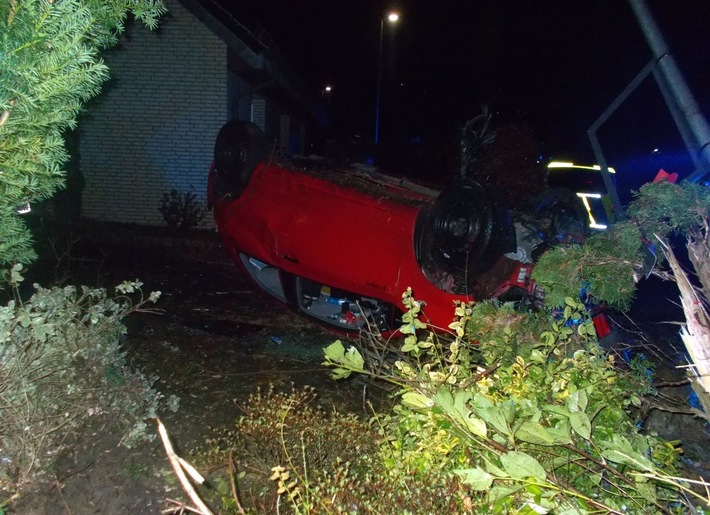 POL-MI: Kleinwagen verwüstet Vorgarten: Fahrer alkoholisiert und durch Handy abgelenkt (FOTO)