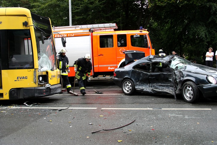 FW-E: Verkehrsunfall, PKW gegen Straßenbahn, PKW-Fahrer schwer verletzt