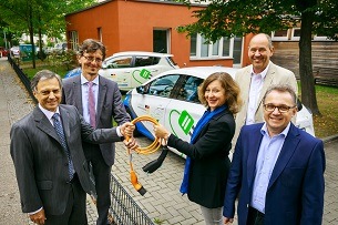 VdTÜV spendet sozialen Einrichtungen E-Fahrzeuge zum Projektabschluss