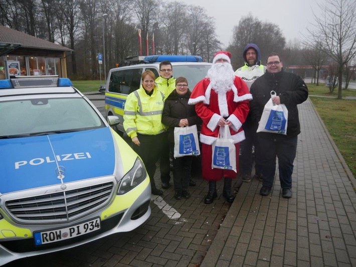 POL-WL: Fernfahrerstammtisch der Polizeidirektion Lüneburg unterstützt Weihnachtsaktion von DocStop