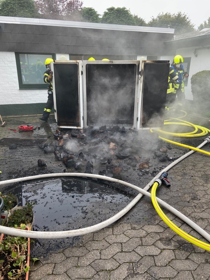 FW-NE: Zwei gemeldete Lagerhallenbrände am Vormittag | Nur Kleinbrände ohne Verletzte