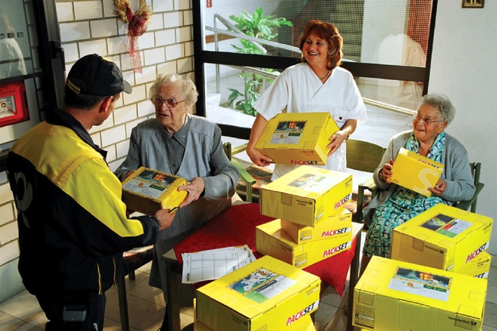 Weihnachtsservice für Senioren: DHL bringt Packsets und holt Weihnachtspäckchen ab