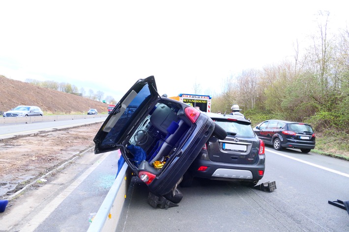 FW-DO: Unfall auf der B1 - Ein Fahrer wurde eingeklemmt