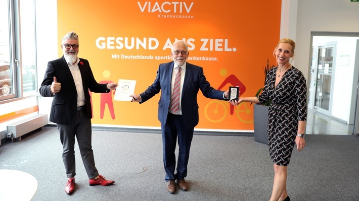 v.l. Tom Fröhlich, Geschäftsbereichsleiter Markt, Reinhard Brücker, Vorstandsvorsitzender, Michaela Knümann, Leiterin ComCenter / Weiterer Text über ots und www.presseportal.de/nr/121326 / Die Verwendung dieses Bildes ist für redaktionelle Zwecke honorarfrei. Veröffentlichung bitte unter Quellenangabe: "obs/VIACTIV Krankenkasse/VIACTIV/Dunkel"