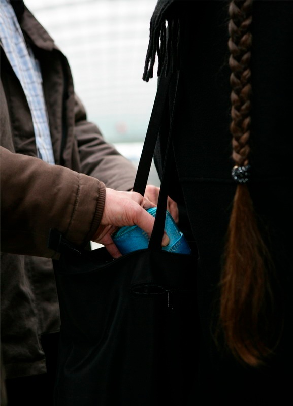 BPOL NRW: Geben Sie Taschendieben keine Chance&quot; - Bundespolizei warnt zur Osterreisezeit mit ihren Präventionsbeamten vor Taschendieben