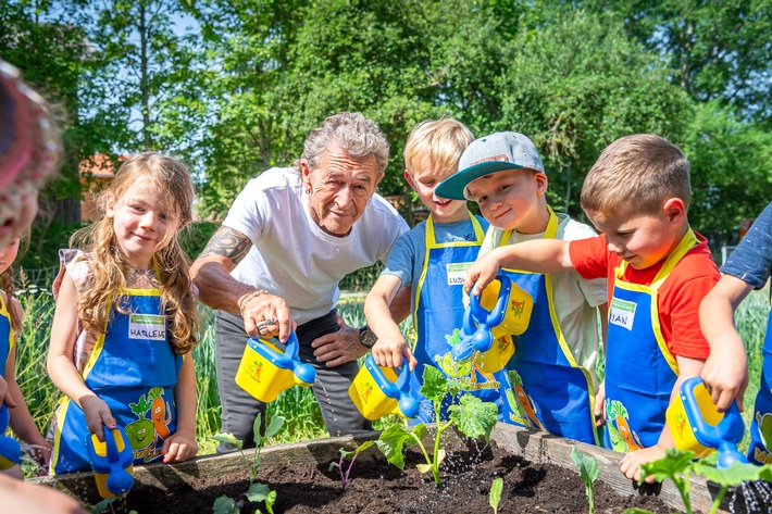 Gemüsebeete für Kids auf Gut Dietlhofen / EDEKA Stiftung und Peter Maffay gärtnern gemeinsam mit Tabaluga-Kids
