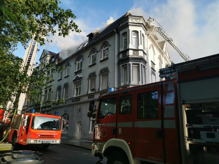 FW-E: Wohnungsbrand mit Menschenrettung über Drehleiter - zwei Kleinkinder verletzt