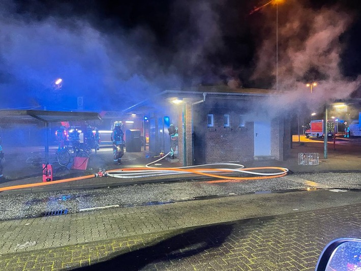 FW Norderstedt: Jahreswechsel 2021/2022: Verkehrsunfälle, Kleinbrände, Tierrettung