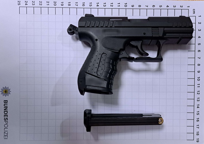 BPOL NRW: 20-Jähriger mit Pistole flüchtet vor Bundespolizisten