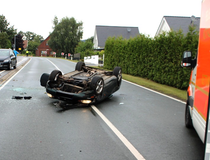 POL-MI: Auto landet auf dem Dach: Fahrerin (18) kommt ins Klinikum