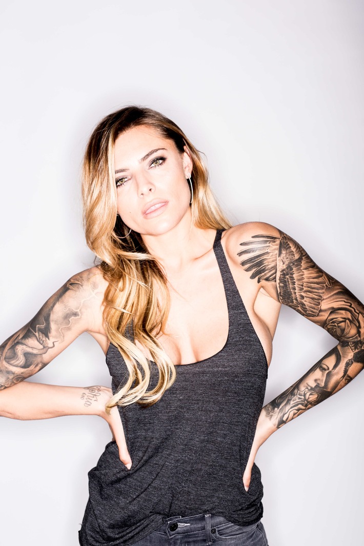 &quot;Pain &amp; Fame&quot;: Sophia Thomalla leidet mit der &quot;lebenden Leinwand&quot; Lisa