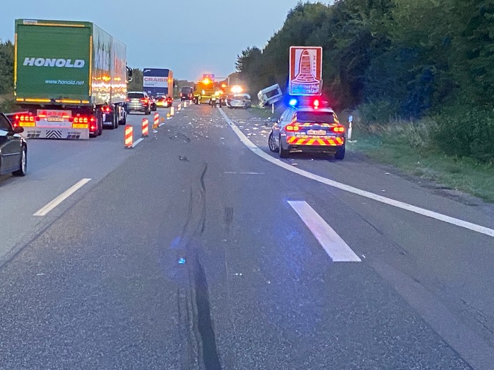 POL-PDNW: Polizeiautobahnstation Ruchheim - Verkehrsunfall zwischen Auto und Wohnwagengespann verursacht Vollsperrung auf der A61